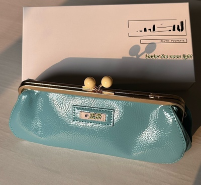 现货！miu～蓝色吻扣化妆包手拿包可装链条当斜挎手拧包