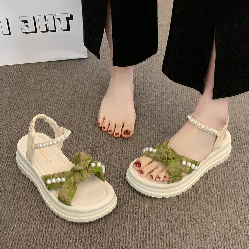 啄木鸟厚底珍珠凉鞋女2026夏季蝴蝶结装饰防滑沙滩鞋配裙子不磨脚