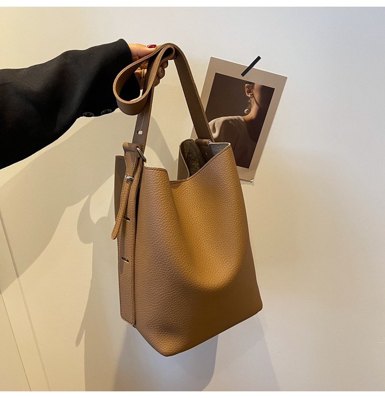 新加坡女包高级感2024新款简约百搭单肩斜挎包女大容量纯色水桶包