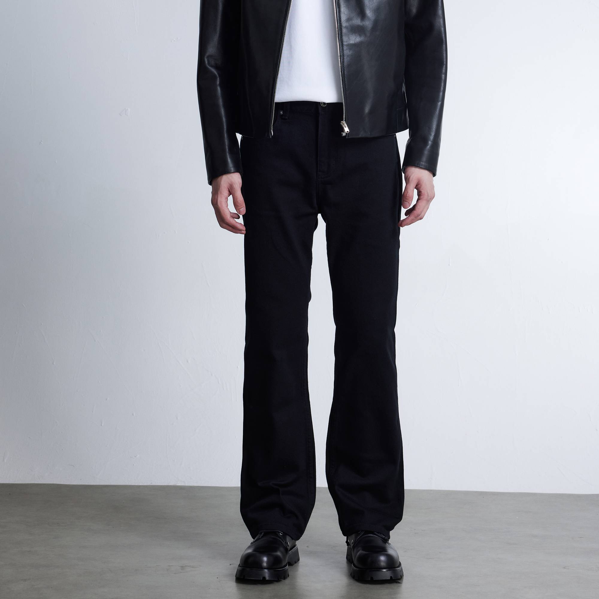 黑色直筒微喇牛仔裤男