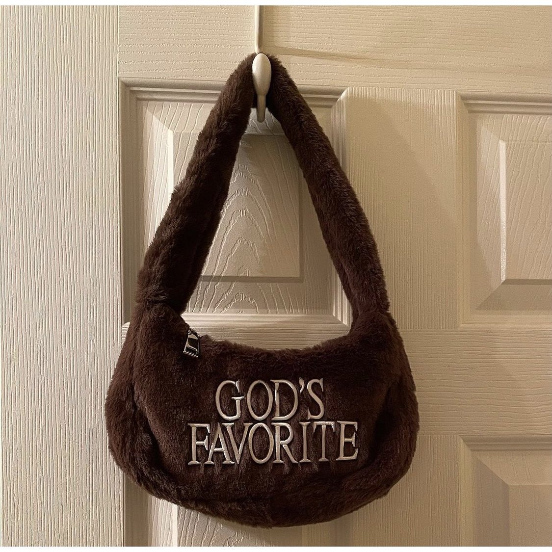 【现货】Praying 包咖色毛绒腋下包 字母刺绣可爱手拿包单肩包