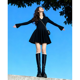 黑色针织连衣裙女2025秋冬季小个子v领修身内搭打底冬装短款裙子