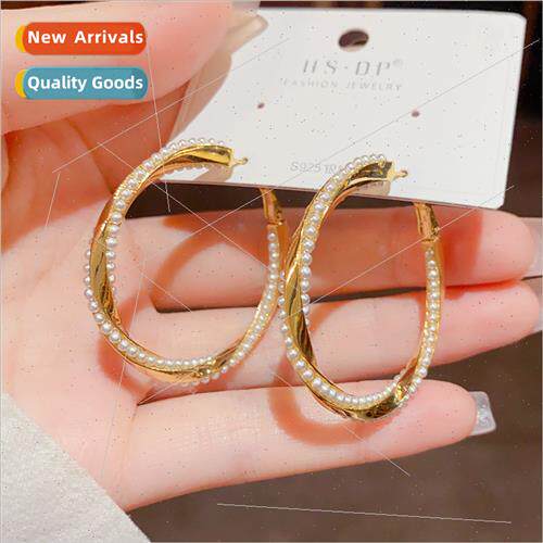 Fashion delicate simple metal twist pearl earrings niche ear