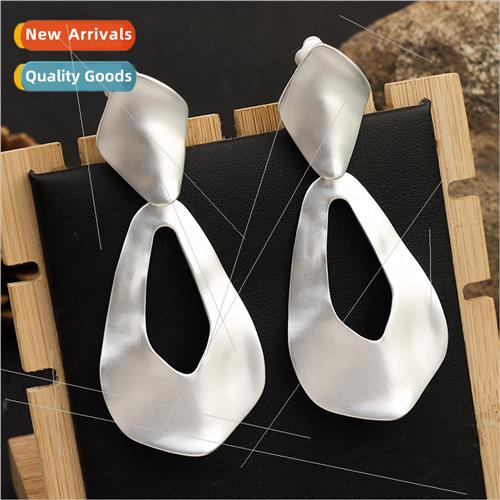 Metallic Europe atmosphere earrings droplets medium-length e