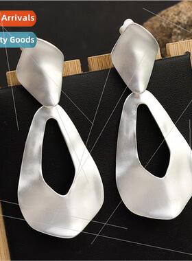 Metallic Europe atmosphere earrings droplets medium-length e