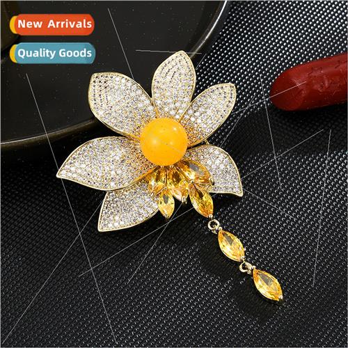 Palace high-grade beeswax beads tassel flower brooch yellow
