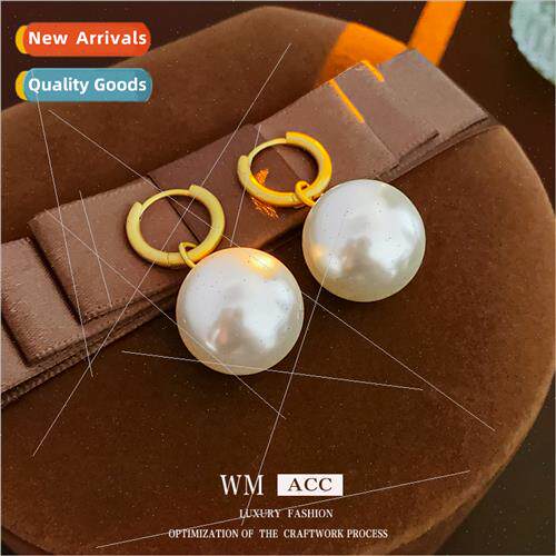 Koreasimple round hollow pearl earrings Hundred match earrin