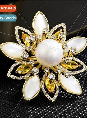 2023 High-grade mother-of-pearl shell sunflower brooch court