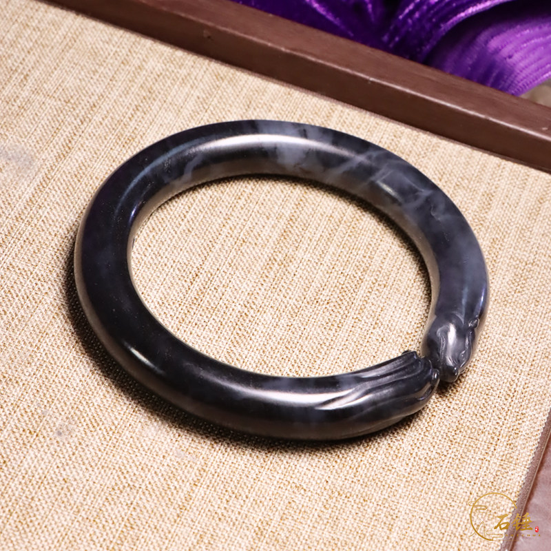 石 锤 孤品大师手雕水墨青花手镯 墨玉九尾狐题材籽料青花圆条镯