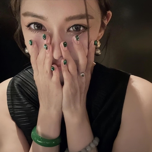 绿宝石手工穿戴甲富贵感显白精致高级短款裸色镶钻美甲高级气质