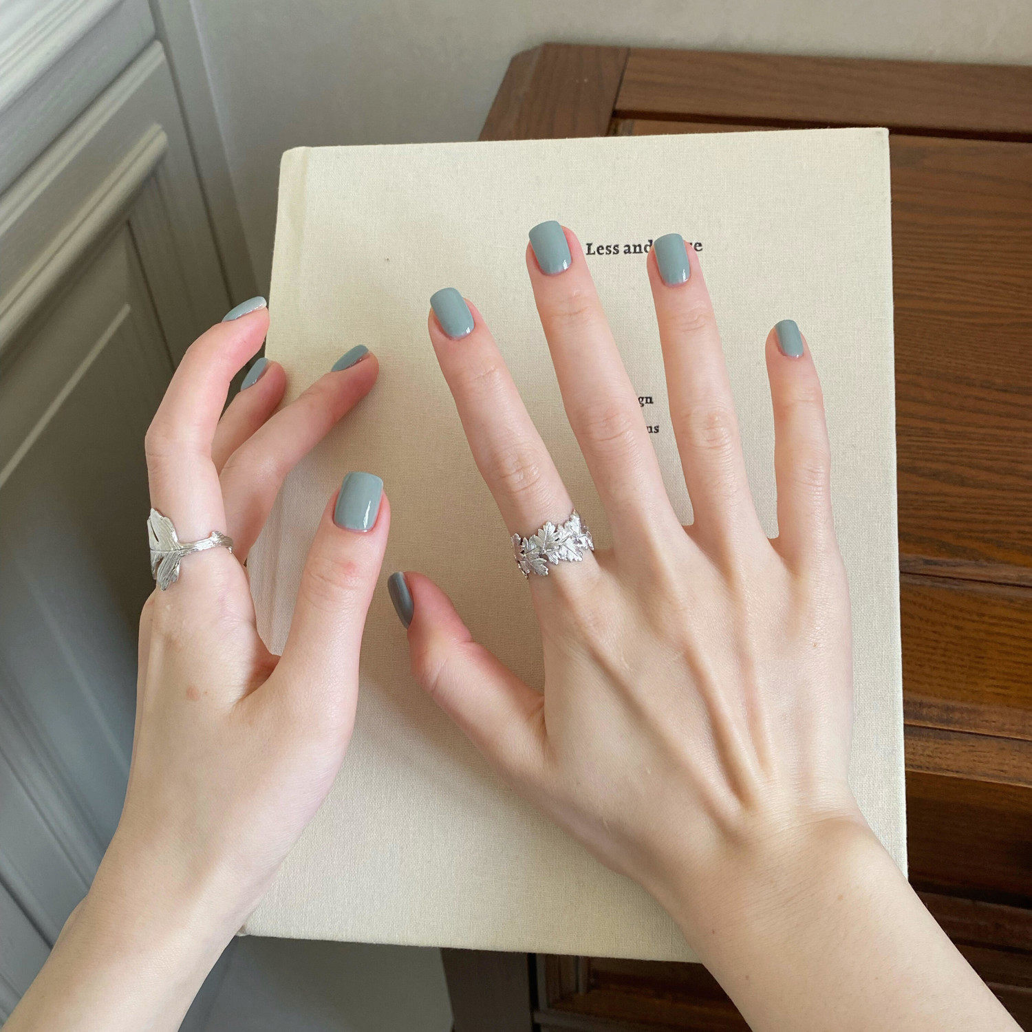 2026年新款高级感显白蓝色中穿戴甲短款纯色裸色手工美甲假指甲