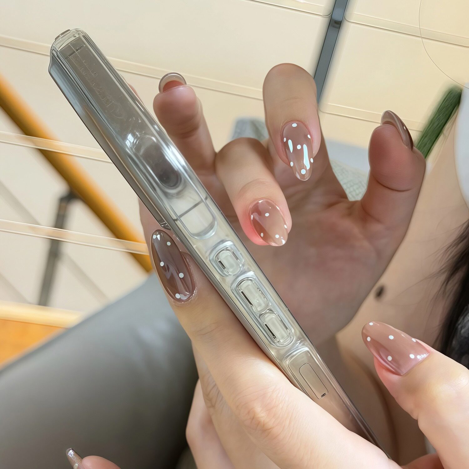 欧美老钱风海莉波点穿戴甲短款美甲气质高级显白奶咖色假指甲可拆