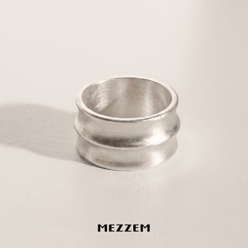 MEZZEM银色宽版简约套头戒指