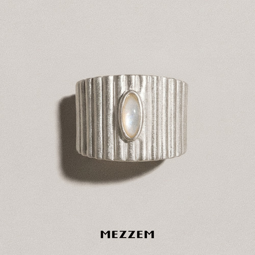 MEZZEM银色条纹椭圆开口戒指