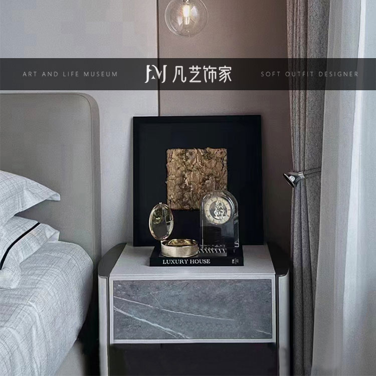 别墅主卧样板间床头柜装饰品装饰画时钟创意摆件轻奢软装设计搭配图片