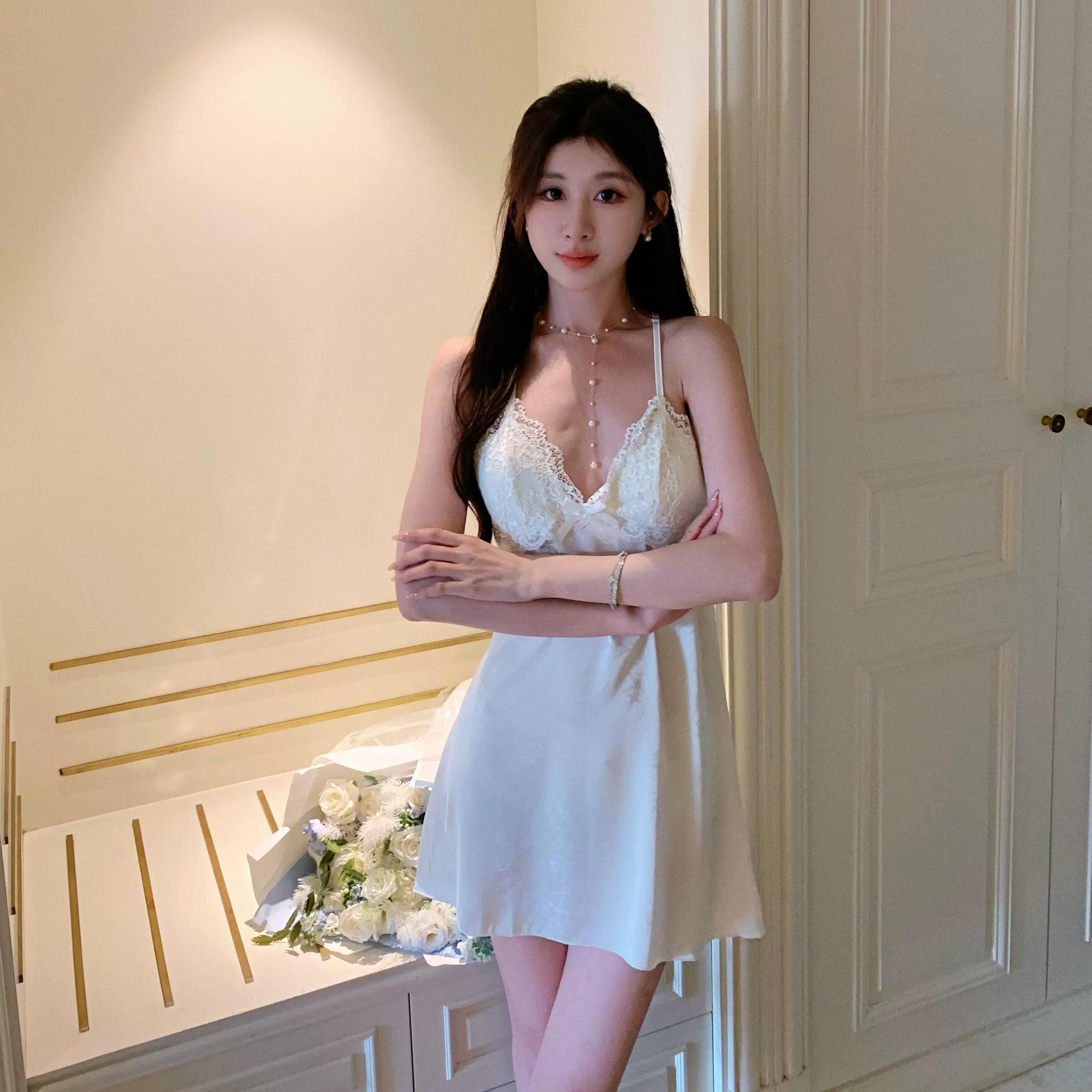 维多利亚桑蚕丝后背镂空吊带睡裙