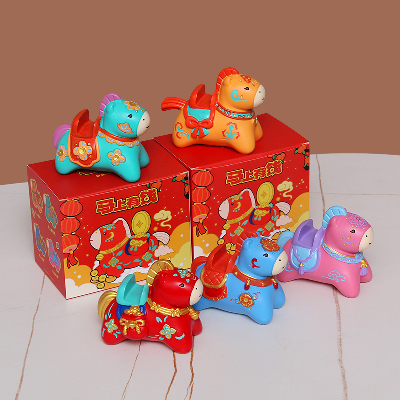 恋家彩马年手机架摆件