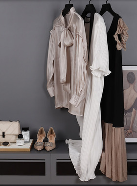 现代样板房衣帽间摆件套装白杏色暖调舒适样板间衣柜衣服鞋子包