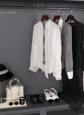 现代样板房衣帽间衣服摆件软装样板房衣柜装饰鞋帽衬衣黑白色调