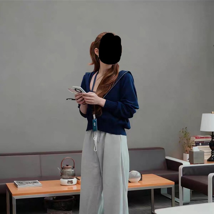 {现货]许我耀眼许妍赵露思明星同款衣服穿搭连帽针织毛衣外套上衣