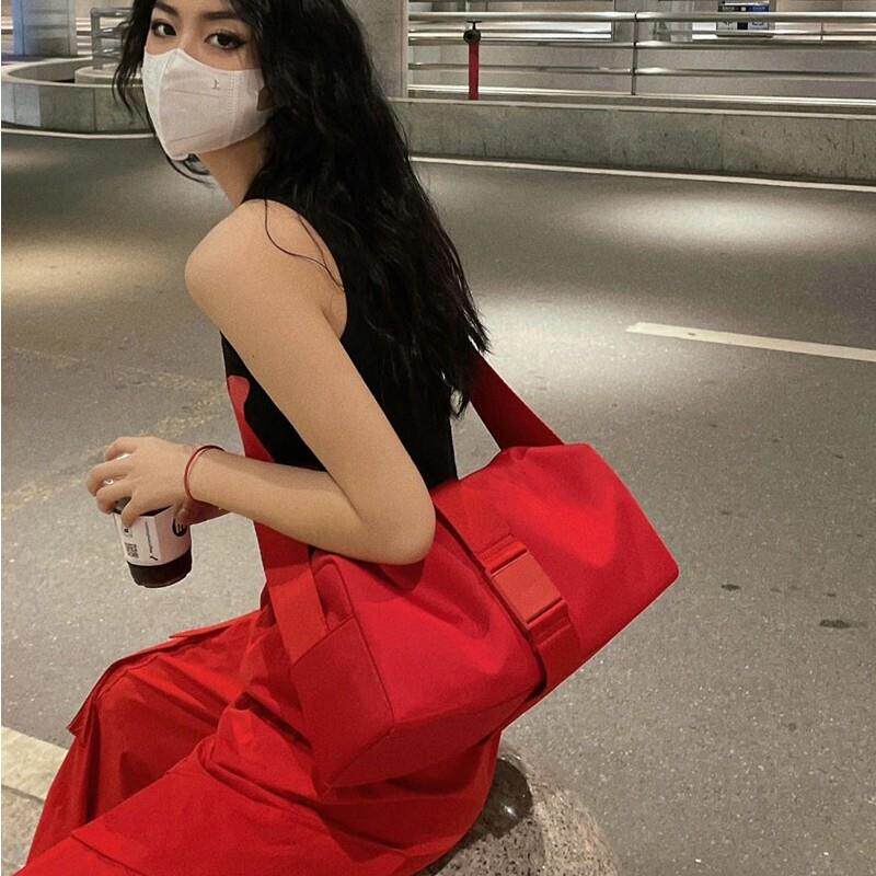 热销吐司包尼龙包包2024新款红色小包包帆布包斜挎牛津布运动健身