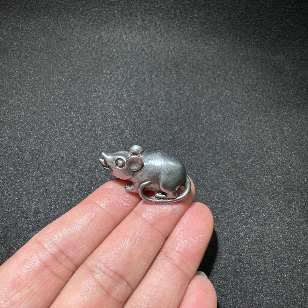 西藏黄财神手托吐宝鼠吊坠藏民天铁手工做旧招财鼠鼬挂坠饰铜配件