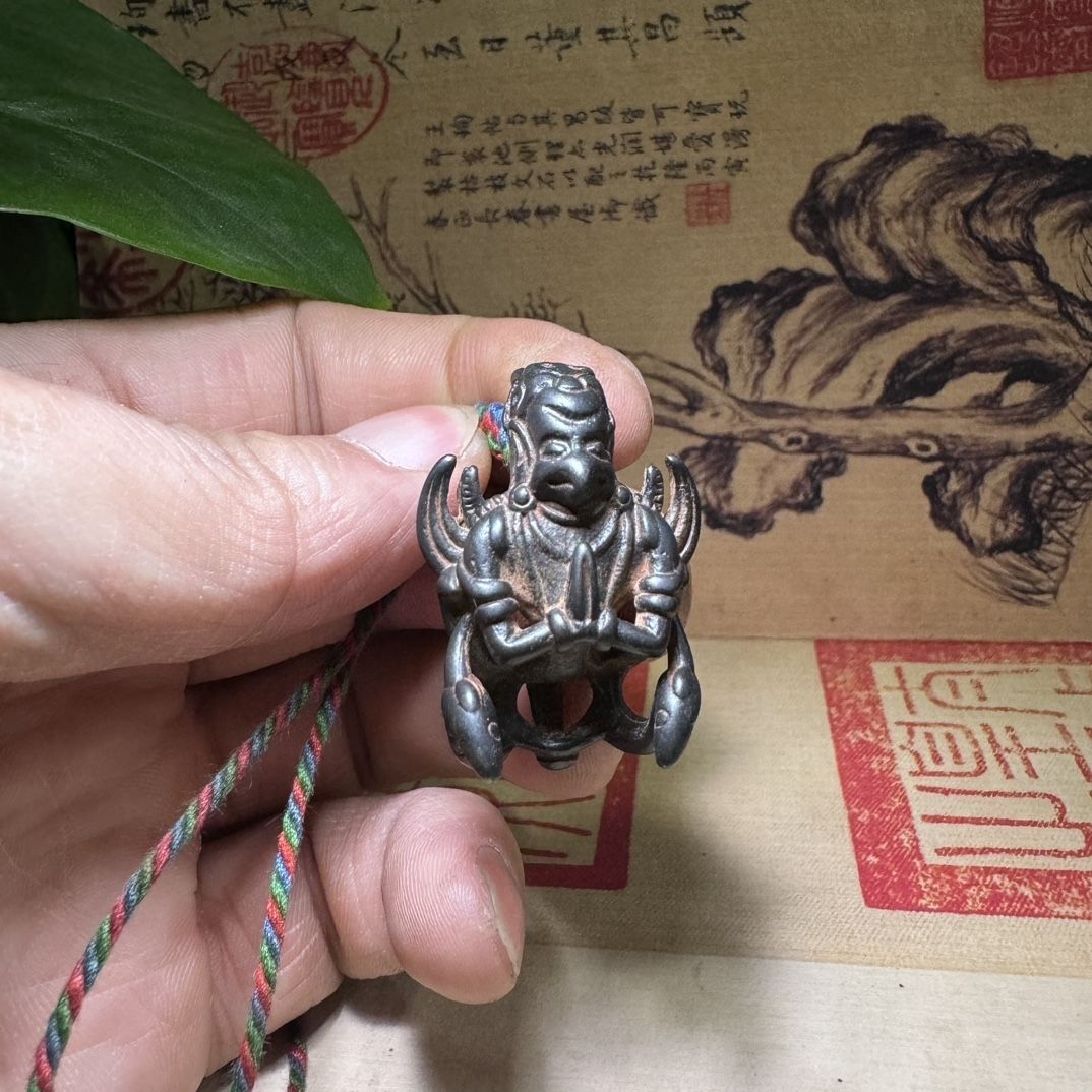 古玩文玩黑漆古天铁大鹏鸟托甲挂件吊坠藏式玄铁复古金翅鸟挂饰图片