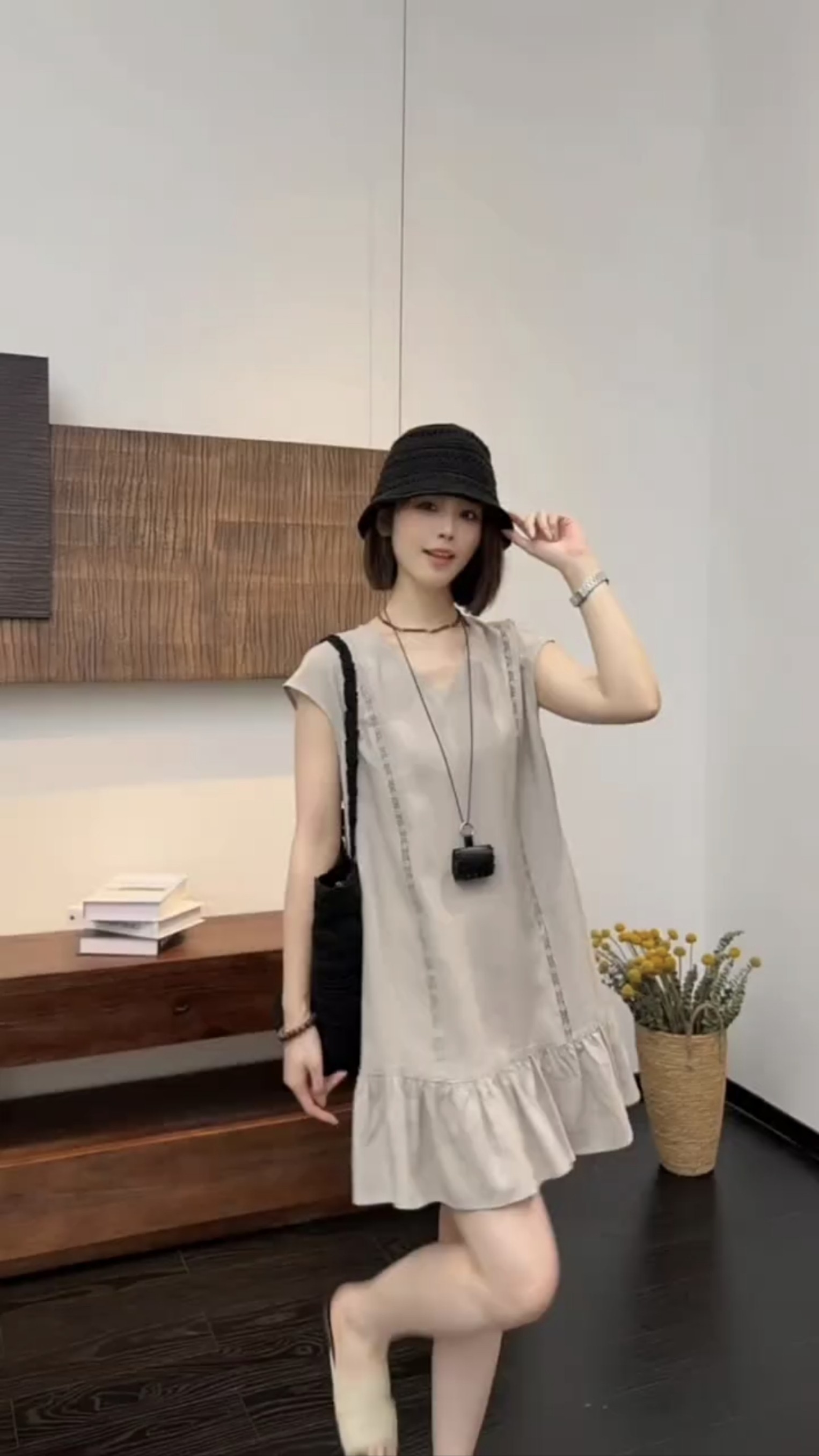 法式通勤风连衣裙女夏季减龄宽松薄款冰棉蕾丝镂空V领荷叶边a字裙
