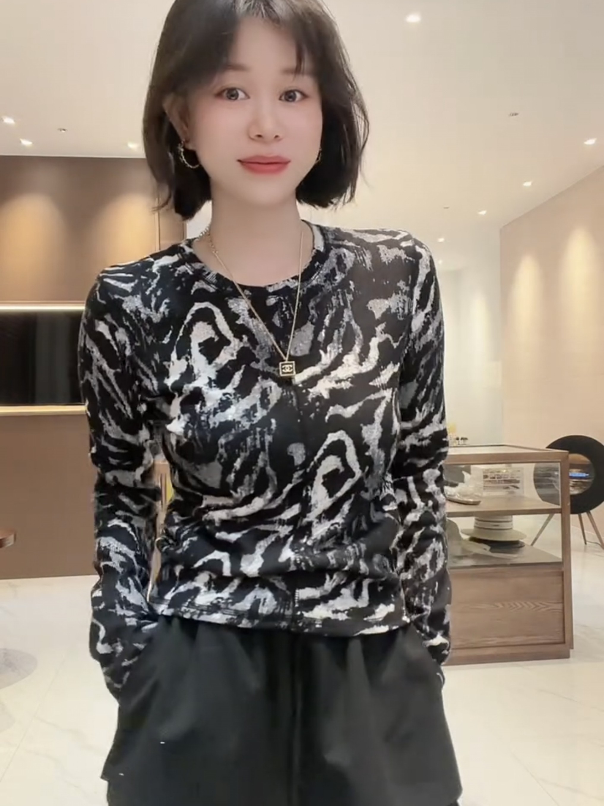 2026秋季洋气斑马纹套头长袖T恤女欧货高级感修身显瘦通勤上衣潮