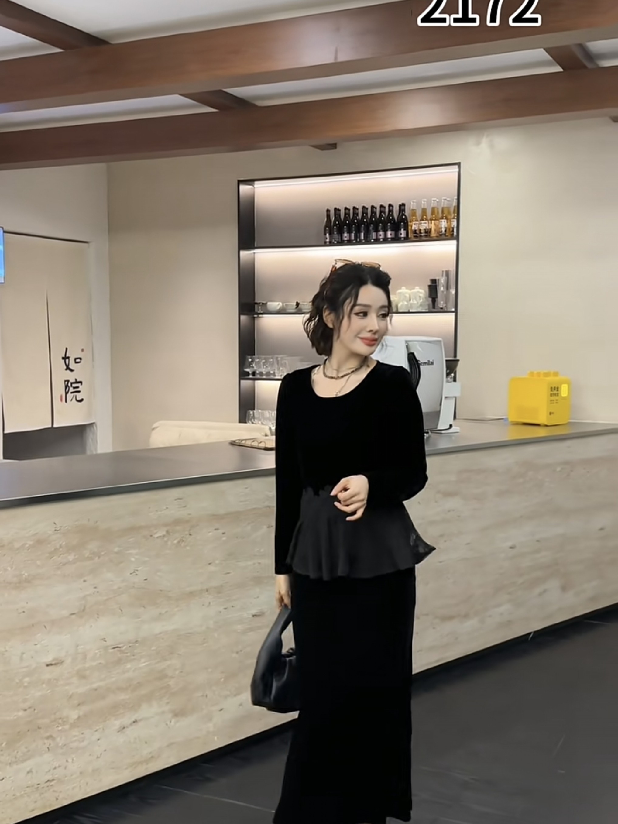 2026早秋新款时尚法式收腰荷叶下摆丝绒上衣女修显瘦高级感打底衫