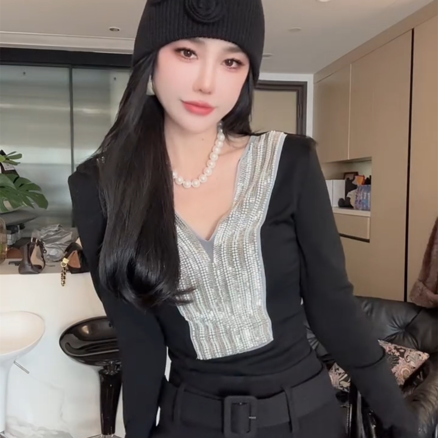 冬季网红新款长袖T恤时尚小衫女重工串珠亮片V领百搭显瘦打底衫