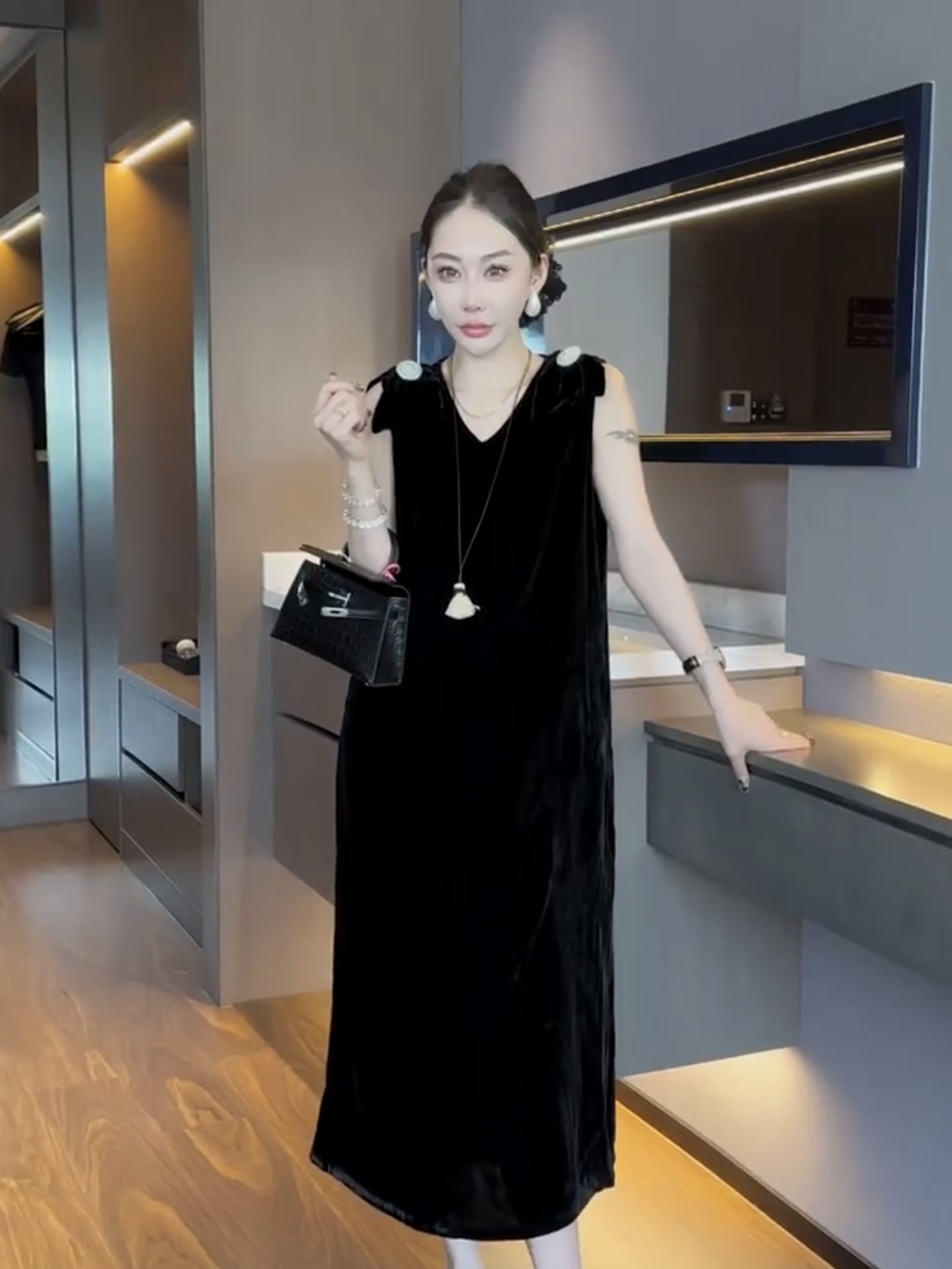 过膝赫本风V领钉珠丝绒法式黑色连衣裙气质砍袖冰丝绒背心裙长裙