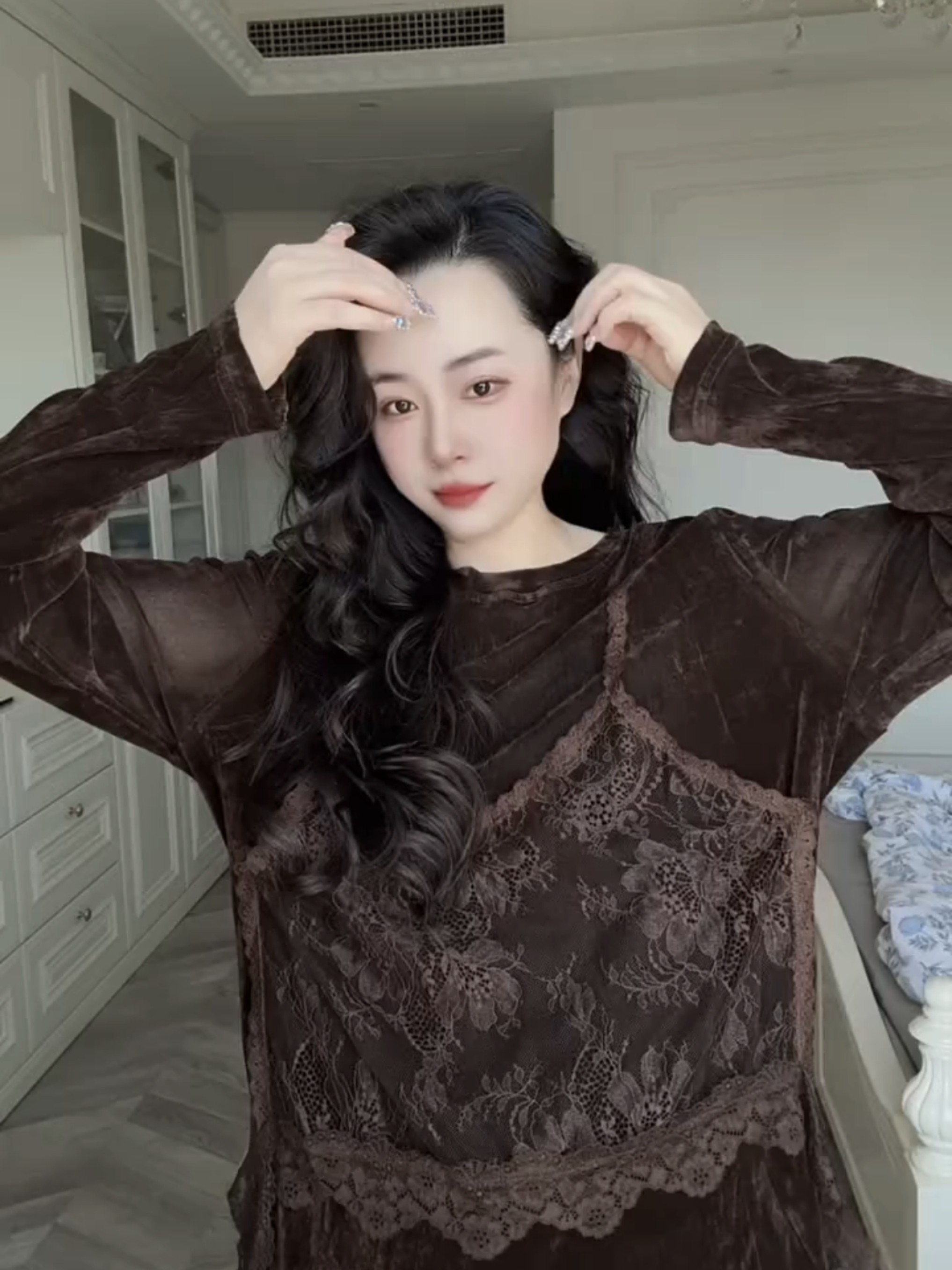 法式拼接蕾丝吊带假两件长袖t恤女2026高级秋洋气宽松丝绒打底衫