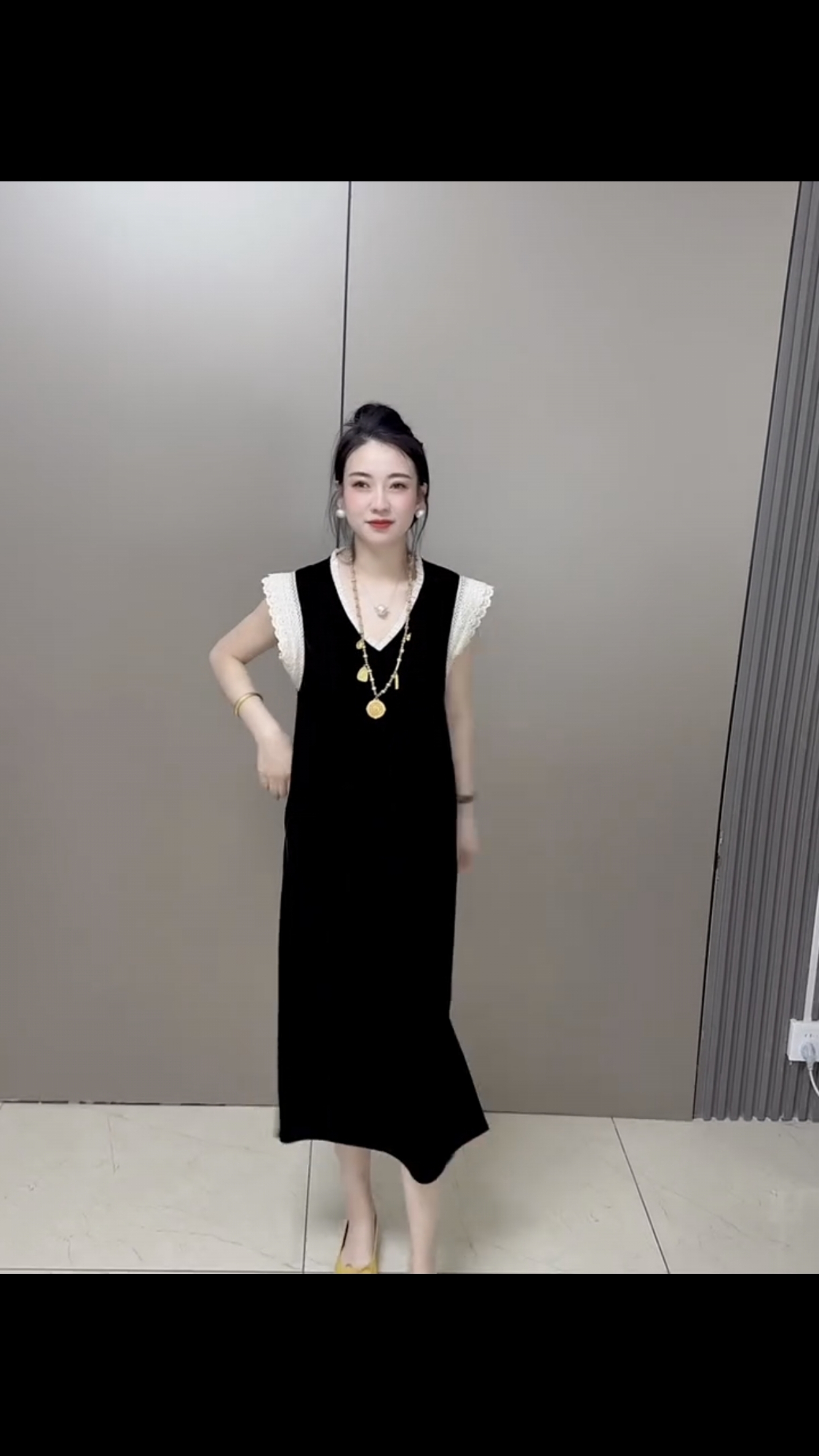 2025夏新款时尚气质小众V领蕾丝花边丝绒连衣裙女开叉直筒长裙潮