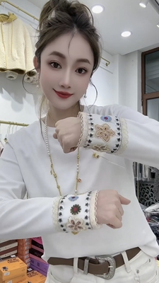 2026春新款圆领刺绣长袖T恤女欧货气质国风打底衫拼接白色上衣潮