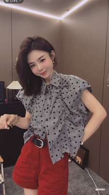 2025夏季新款时尚气质韩版小众波点衬衫女短款泡泡袖减龄宽松上衣