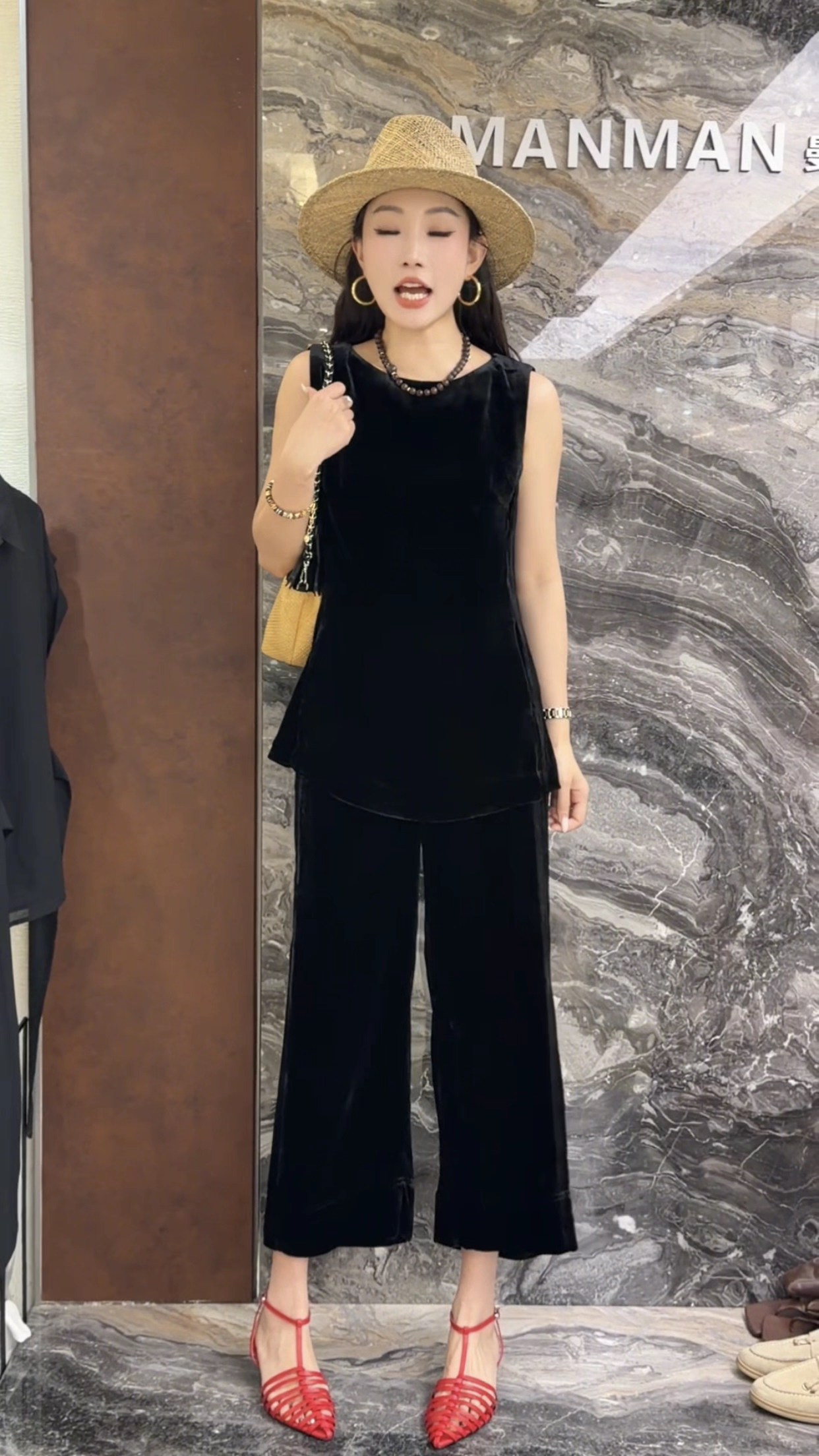 极简风时尚丝绒两件套2026夏新款收腰简约无袖圆领上衣高腰阔腿裤