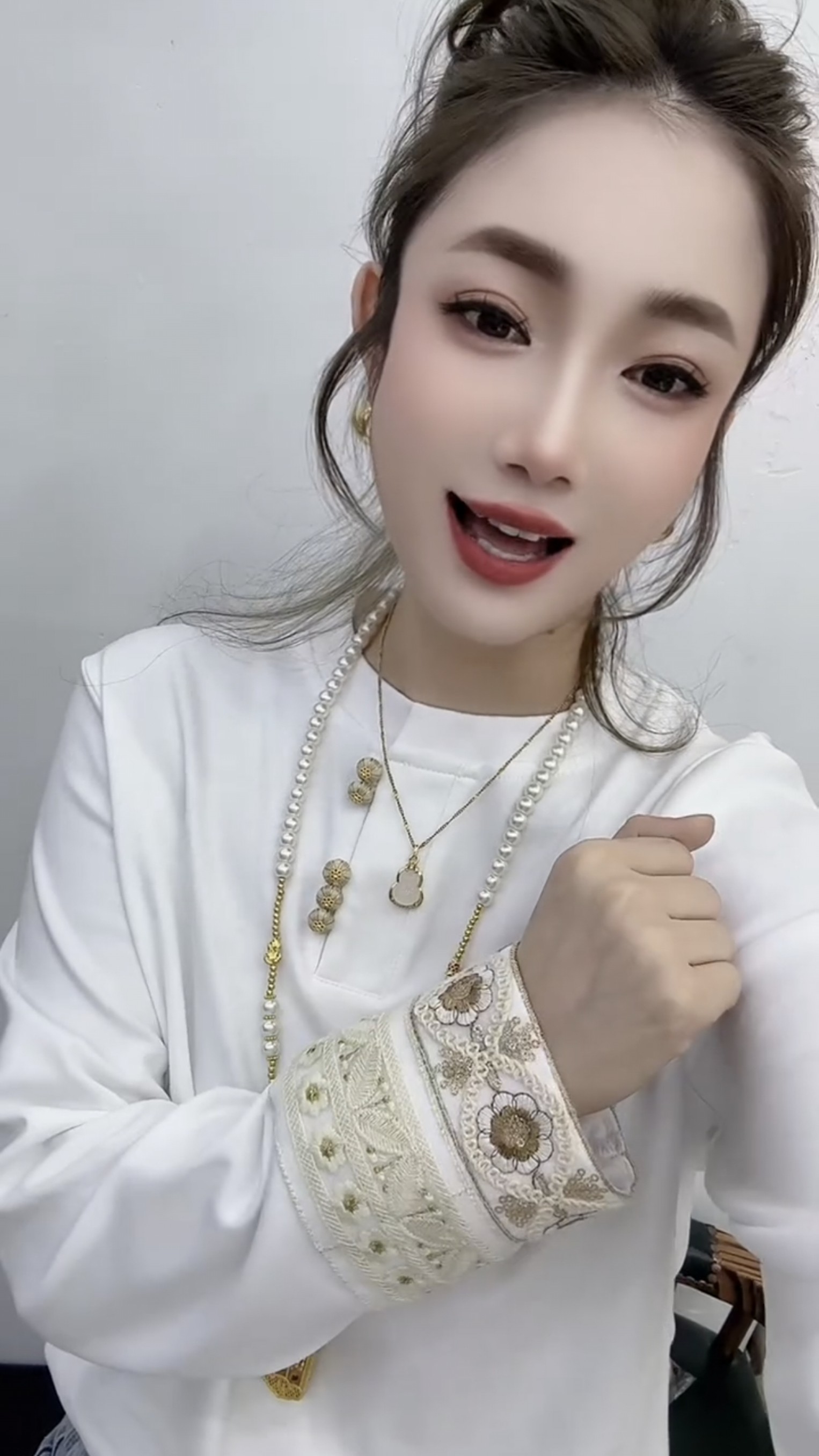 2026春款国风时尚百搭高级感气质袖口刺绣钉珠长袖宽松T恤上衣女