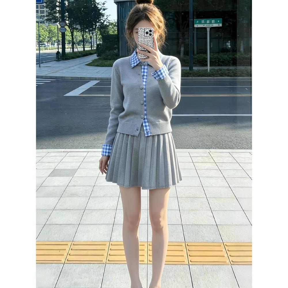 独特超好看学院风灰色针织两件套女2026秋季新款时尚开衫短裙套装