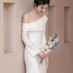 法式白色长袖缎面晨袍斜肩登记领证订婚出门迎宾轻婚纱晚礼服裙女