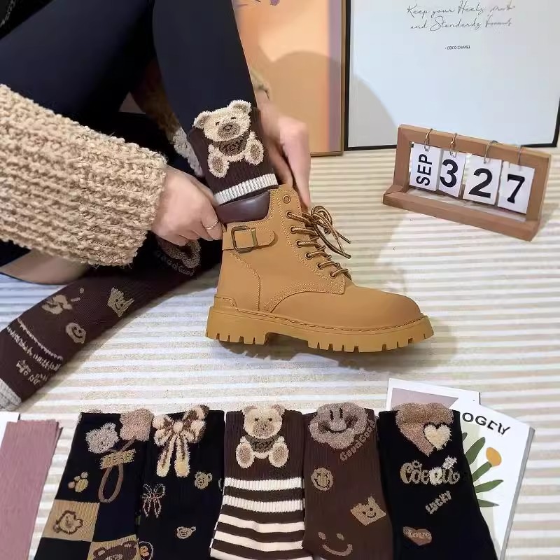 搭运动鞋中筒毛绒袜秋冬配鲨鱼裤