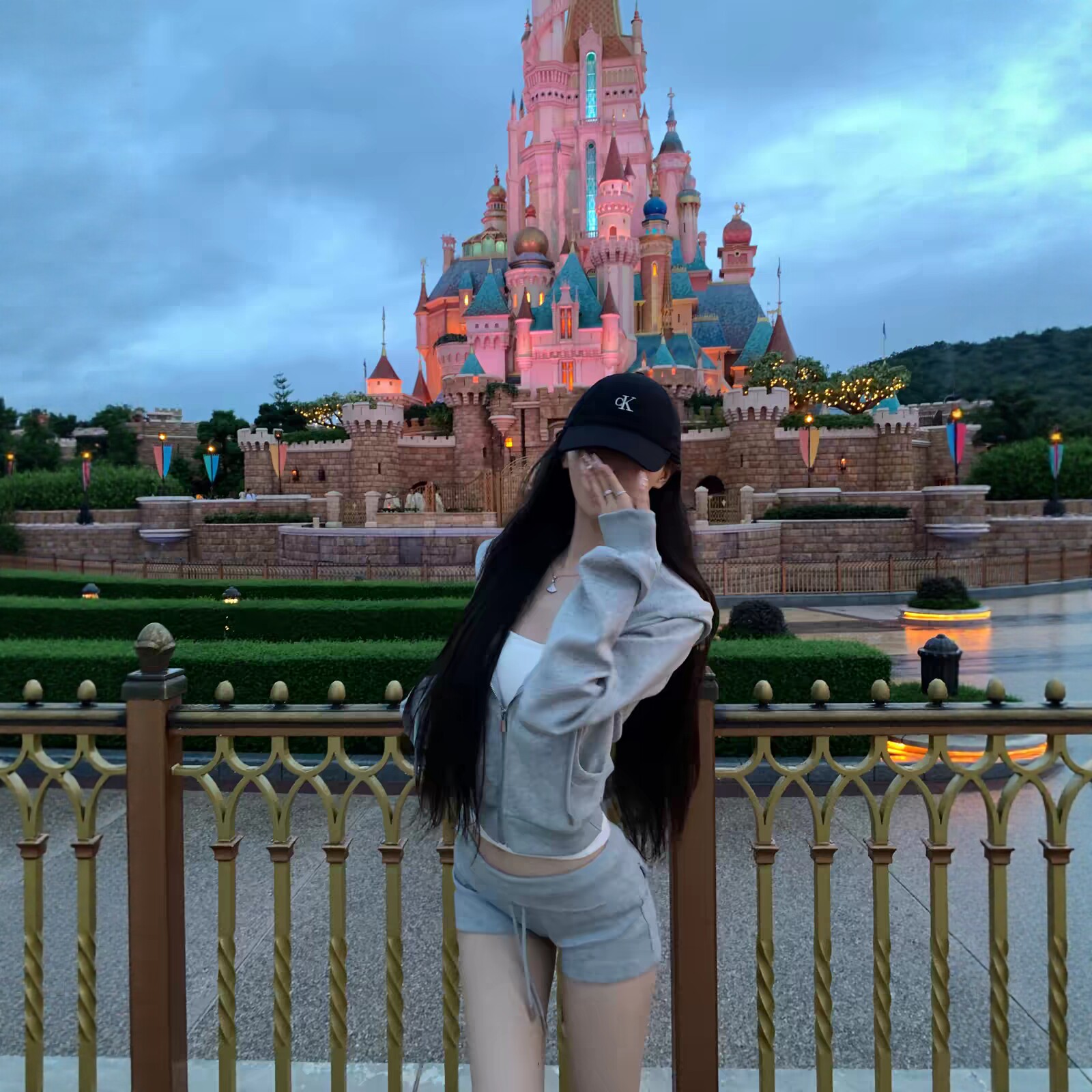 纯欲灰色短款连帽卫衣套装女秋季辣妹露脐拉链外套抽绳短裤三件套