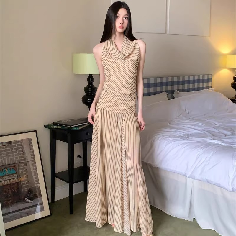 条纹连衣裙女设计感小众挂脖修身显瘦辣妹气质褶皱高腰a字裙长裙