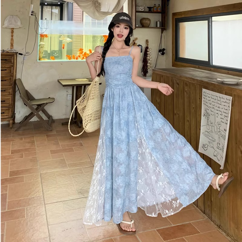 蕾丝拼接蓝色吊带裙2025年新款女夏收腰显瘦设计感夏日绝美连衣裙
