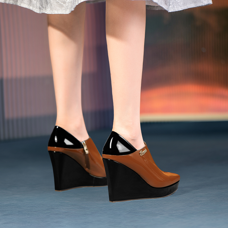 坡跟单鞋女2025春季新款复古设计感真皮漆皮尖头防水台厚底高跟鞋