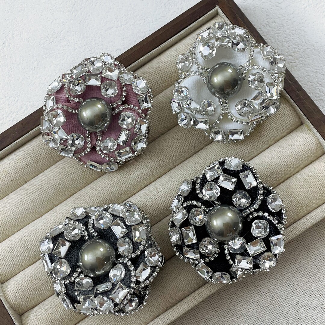 小香风珍珠水钻花朵胸针奢华装饰别针法式复古高级感轻奢胸花配饰