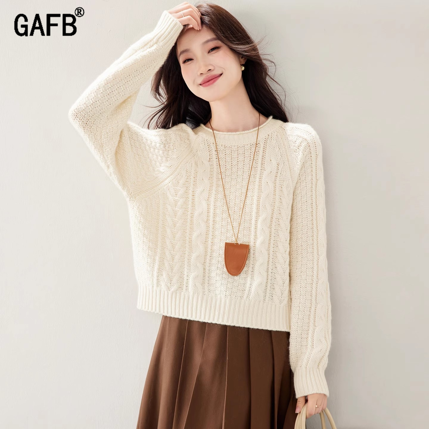 毛衣女2025秋冬季新款轻奢舒适女士宽松内搭高级米白色针织衫上衣