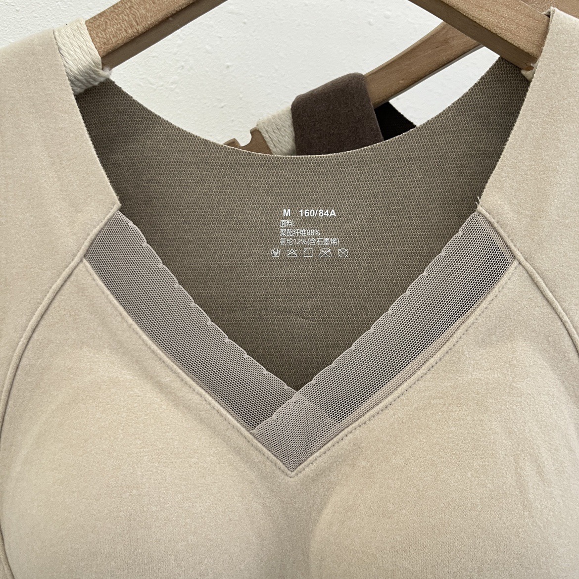 8803石墨烯保暖背心女士发热V领一体固定杯打底秋冬保暖内衣现货