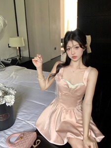 梦境之语缎面烫钻吊带花苞裙甜美收腰荡领生日裙连衣裙
