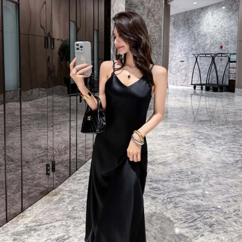 醋酸缎面黑色吊带连衣裙女夏2025新款过膝长裙设计感小众外穿